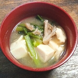 えのきと白菜と小松菜とたまねぎと豆腐の味噌汁